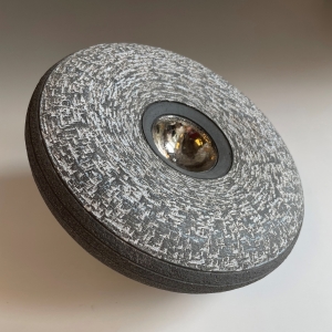 Ellen Rijsdorp - Disk zwart zilver (Keramiek, Zilverglazuur)